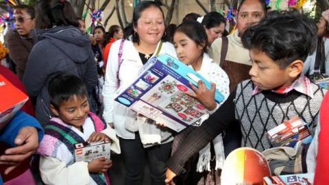 Súper héroes y princesas alegran Día de Reyes a menores en el IMSS