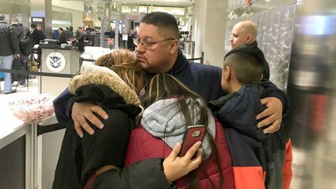 Esposa de mexicano deportado tras 30 años en EE.UU. asegura estar "devastada"