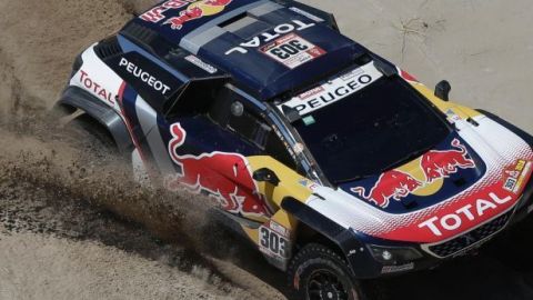 Carlos Sainz acaricia el título del rally Dakar