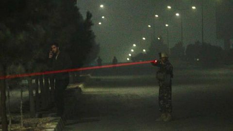 Al menos tres heridos y dos insurgentes muertos en ataque a hotel en Kabul