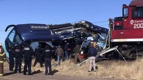 Choque entre ferrocarril y autobús deja 8 heridos en Chihuahua