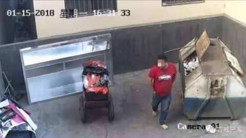 Un hombre que tira a su bebé a la basura y es captado por cámaras de seguridad