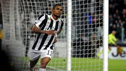 Douglas Costa mantiene a Juventus a la caza del Napoli