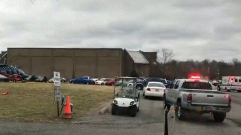 Al menos un muerto y varios heridos en un tiroteo en una escuela de EE.UU.