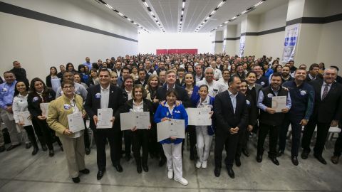 Entrega Gobernador Francisco Vega certificados en competencias laborales