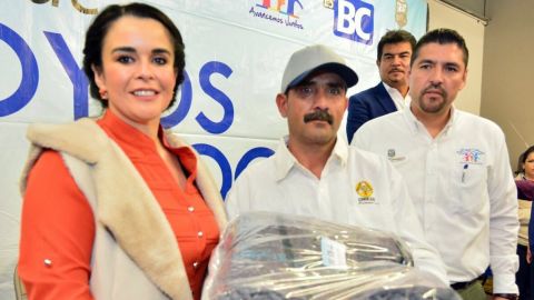 Entrega presidenta de DIF Baja California apoyos para familias Tecatenses