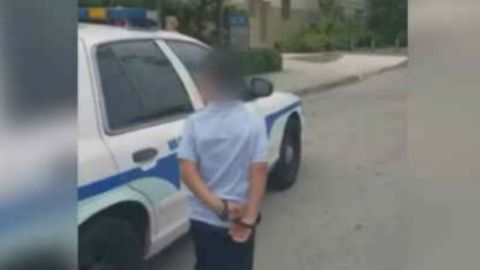 Niño de siete años es esposado y detenido tras atacar a una maestra en Miami