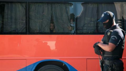 Rescatan a 65 migrantes escondidos en autobús en Coahuila