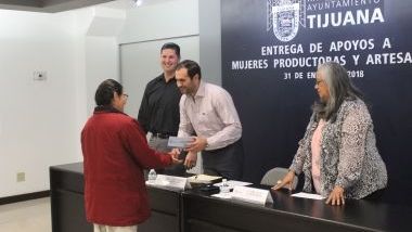 Entrega regidor Luis Torres apoyos económicos a mujeres artesanas