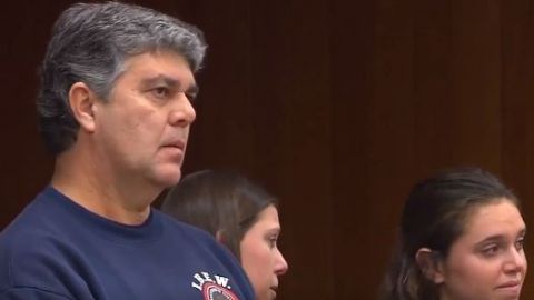 VIDEO: Padre de víctimas intenta agredir a Larry Nassar