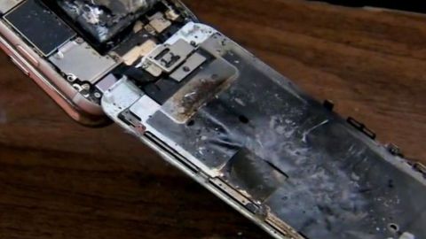 VIDEO: Un hombre muerde la batería de un iPhone y esta explota