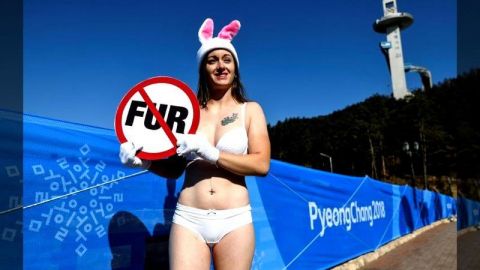 Activista semidesnuda protesta en Pyeongchang contra el comercio de pieles