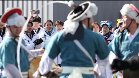 Reciben a deportistas norcoreanos con bailes en la Villa Olímpica
