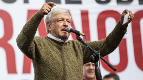 López Obrador promete bajar sueldo de diputados y senadores