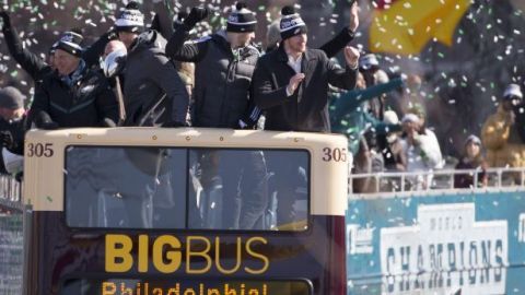 Miles de personas aplauden a Eagles en su desfile de campeones