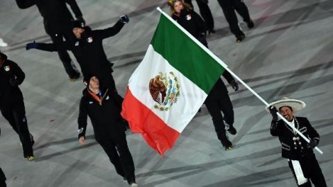 Delegación mexicana desfila en apertura de Juegos Olímpicos de Invierno