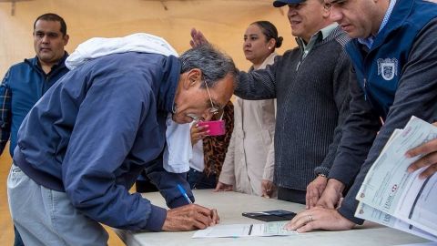 Entrega Alcaldía 375 mil pesos a familias afectadas de Lomas del Rubí