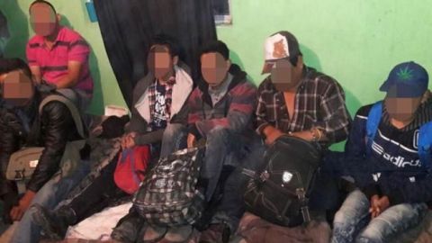 Aseguran a 125 migrantes escondidos en camiones y casa de seguridad