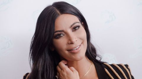 Kim Kardashian se une a tendencia viral de posar con toalla de baño