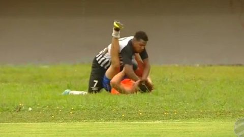 Futbolista enfurece y golpea a recogebalones en Brasil