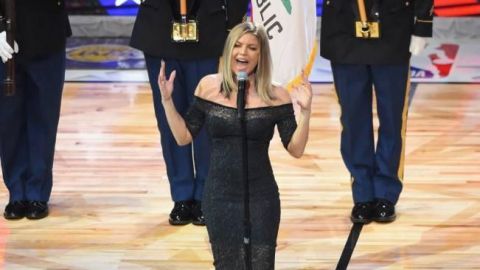 Critican a Fergie por su manera de cantar el Himno de EU