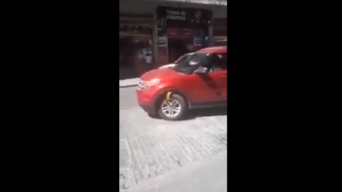 Mujer arranca su auto con todo y el inmovilizador en Pachuca