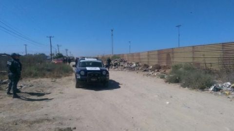 Refuerza EU muro fronterizo con México; comienzan en Calexico