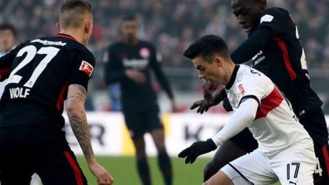 Marco Fabián volvió a sumar minutos en derrota del Eintracht ante el Stuttgart