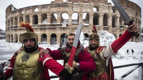 La nieve cubre Roma y El Vaticano en una inusual jornada de lunes