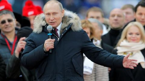 Putin se da un baño de multitudes y promete "brillantes victorias"