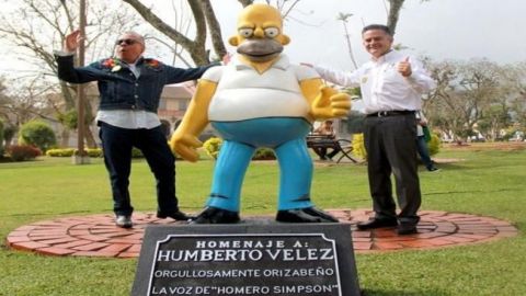 Hacen estatua de "Homero Simpson" para homenajear a actor en Veracruz