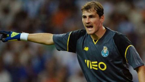 Casillas podría jugar con Guardado en el Betis, según prensa lusa