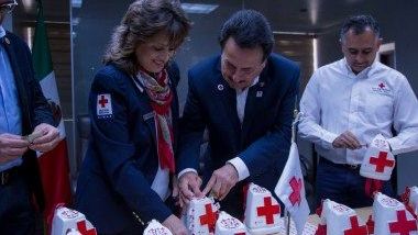 Alcalde y Presidenta de DIF realizan boteo de la Cruz Roja Tijuana