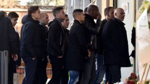 Jugadores de la Fiorentina acuden a funeral de Davide Astori