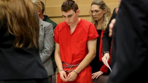 Acusan de 17 cargos de asesinato al autor de matanza en escuela de Florida