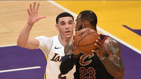 Lakers ganan 127-113 a Cavaliers