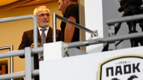 El presidente del PAOK pidió 'disculpas' por entrar al campo con una pistola