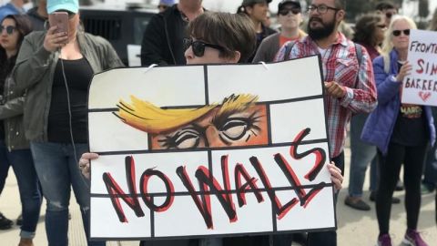 Protestan contra visita de Trump a prototipos del muro fronterizo