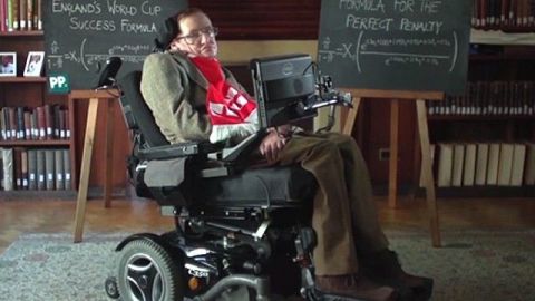 Stephen Hawking no solo estudió el cosmos, también a la Selección Inglesa