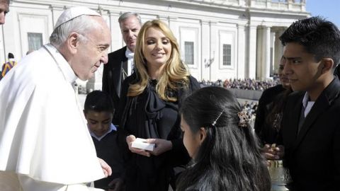 Angélica Rivera y niños enfermos visitan al Papa en el Vaticano