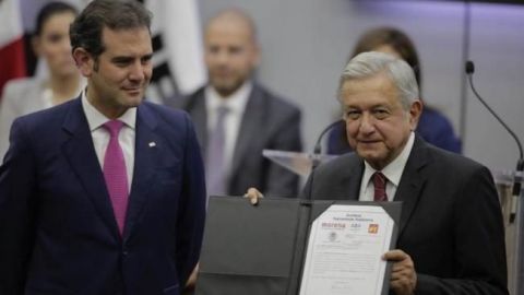 AMLO se registra como candidato presidencial