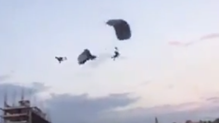 VIDEO: Captan choque de paracaidistas en Puerto Escondido, Oaxaca