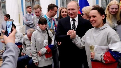 Vladimir Putin promete seguir defendiendo 'el honor deportivo de Rusia'