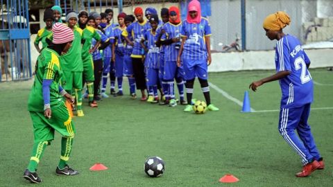 Jugando futbol, mujeres de Somalia desafían la religión y a Al Qaeda