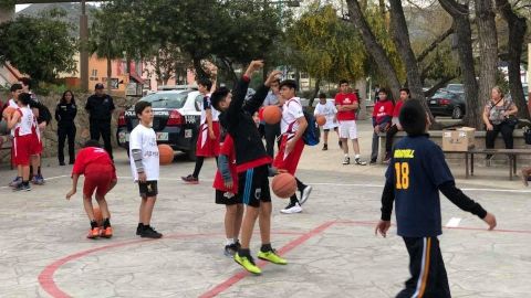 Ayuntamiento entrega espacio deportivo para practicar básquetbol