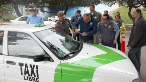 Realizan operativo para revisar  taxis libres en garita de San Ysidro