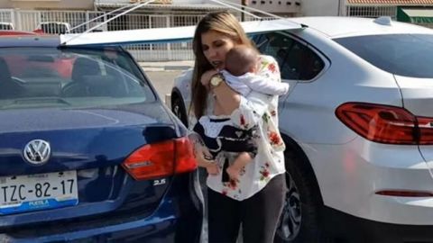 Denuncian ante el DIF a madre que dejó a bebé en auto