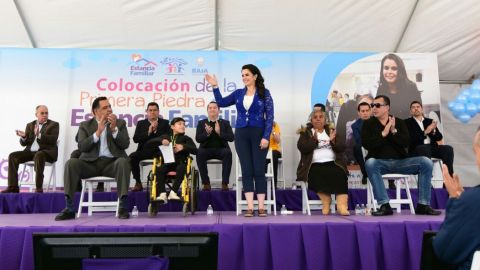 Coloca presidenta de DIF Baja California primera piedra de la estancia familiar