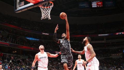 Aldridge sale lesionado, Spurs caen en Washington