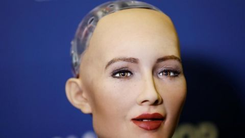 Robot Sophia dice que el espíritu humano es "increíble" y nada lo puede matar